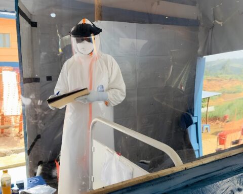 Moderna får grønt lys til forsøg med ebola-vaccine, mens Uganda viser vejen ud af ebola-krisen