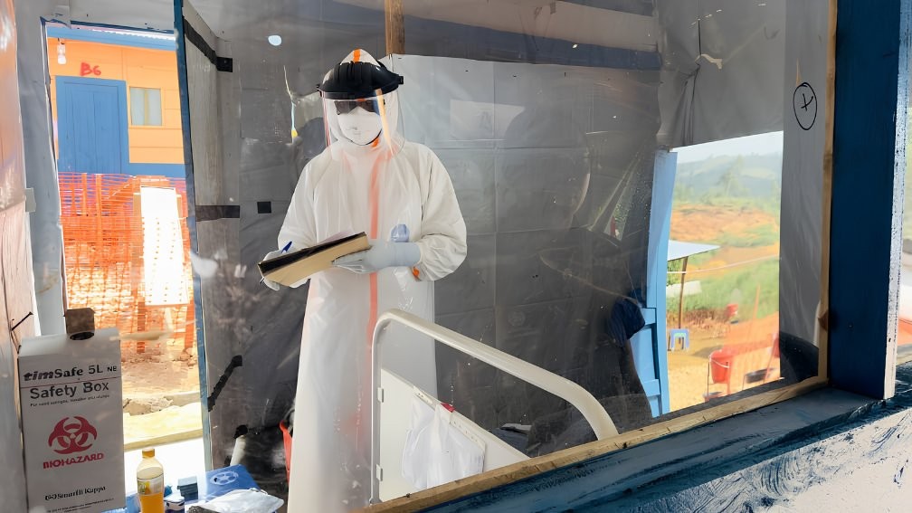 In Nizi, DRC, the @MinSanteRDC has received 30 additional beds and 38 mattresses from @WHO , bringing the Ebola Treatment Centre’s capacity to 80 beds. Foto: WHO African Region