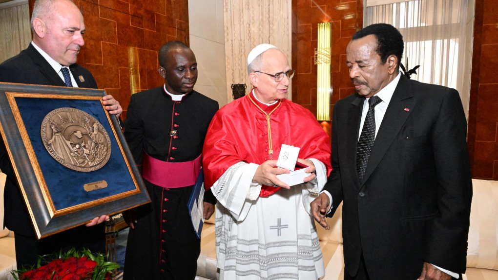 Præsident Paul Biya tog i april imod pave Leo XIV på sit palads i hovedstaden Yaounde i Cameroun. Foto: X
