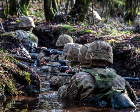 1.600 unge begynder i dag på 11 måneders værnepligt. Forsvaret skal gøre dem klar til krig
