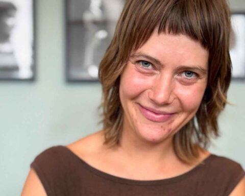 Fra spejl til vindue: Julia Maria Gieysztor Bertelsen skriver sig fri af selvet