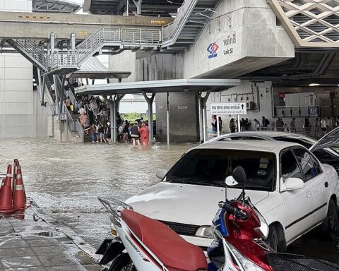 Vandet falder efter voldsomme oversvømmelser i Thailand. Mere regn er på vej