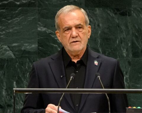 Irans præsident langer ud efter USA i FN. I kulissen forhandler landene