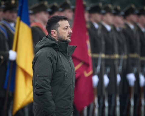 Russerne genoptager angreb på Ukraine, mens Zelenskyj igen presses af korruptionssag
