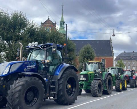 Landmænd på traktorer skaber trafikkaos. Ny kvælstoflov skaber krise i Venstre